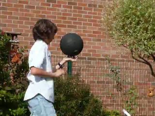 Défi Baskup n° 1 d'Étienne : faire tourner le ballon sur un doigt -1