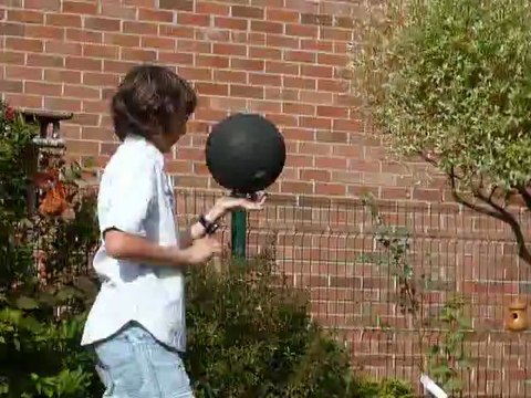 Défi Baskup n° 1 d'Étienne : faire tourner le ballon sur un doigt -1