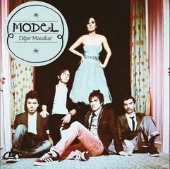 model - pembe mezar