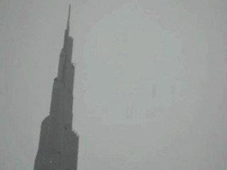 piorun uderza w najwyższy budynek swiata