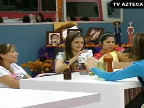 Johnny y Esmeralda en la cocina besos atraves del espejo