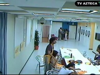 Los academicos animan a Jhonny y Esme para que se besen