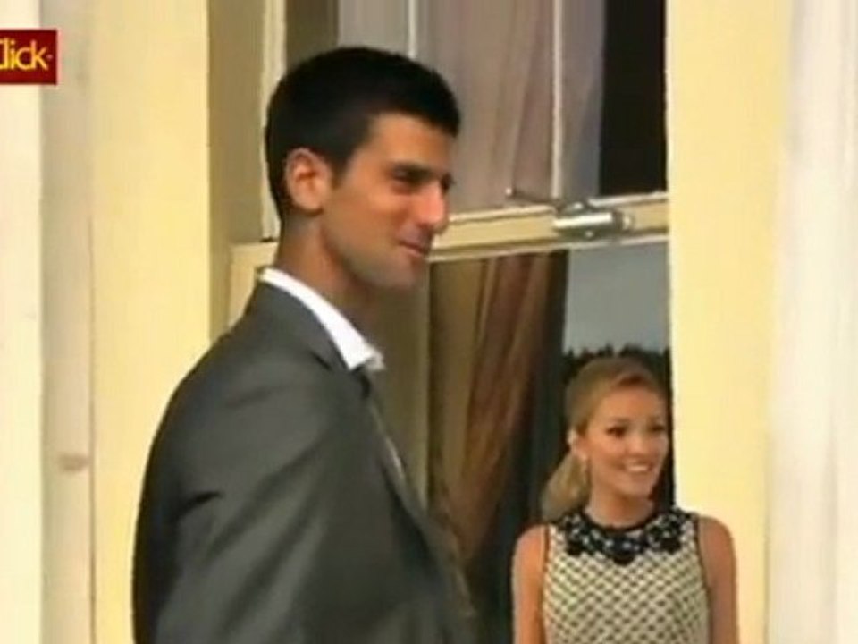 Djokovic dá uma pausa no tênis e belisca bumbum da namorada