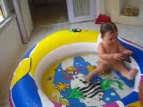 Zeynep-Havuzda oynuyor