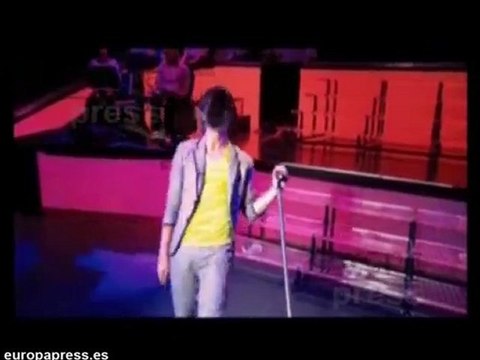 Joe Jonas da una entrevista en calzoncillos