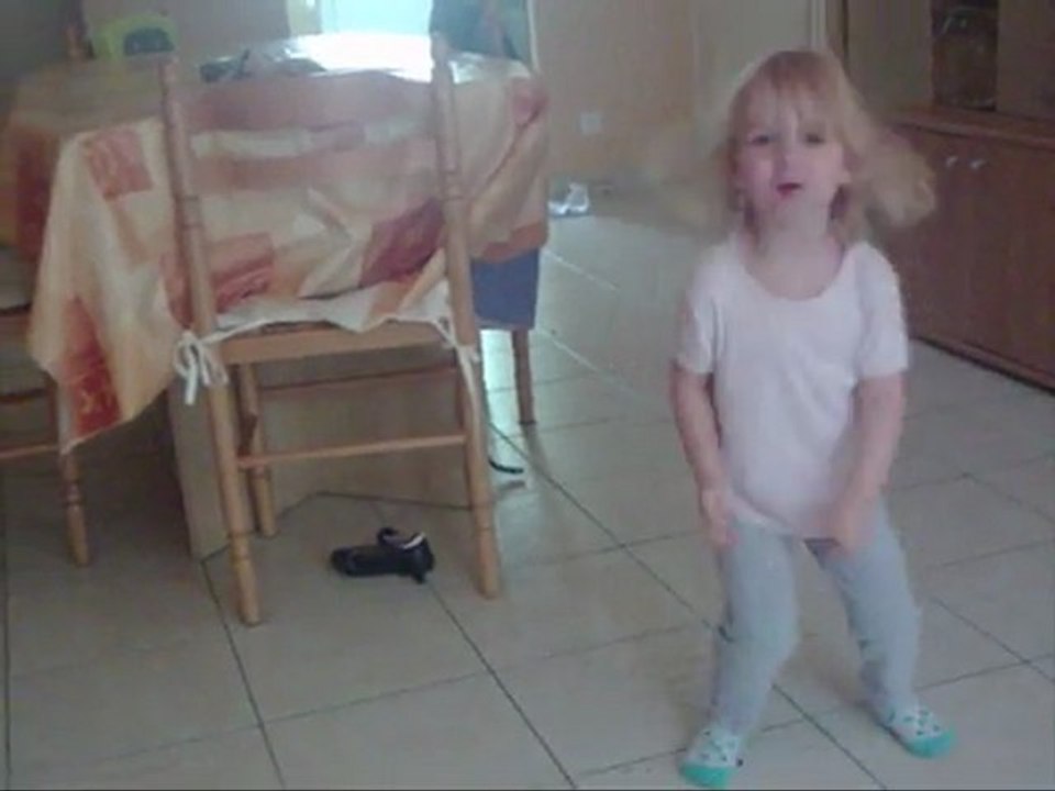 célia qui dance  MOUSSIER TOMBOLA - LOGOBITOMBO