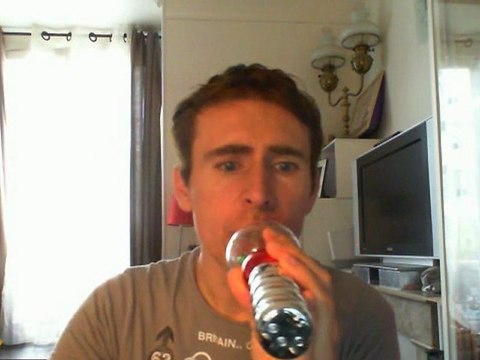 Wiwi égratigne les mains dans les poches sous les yeux