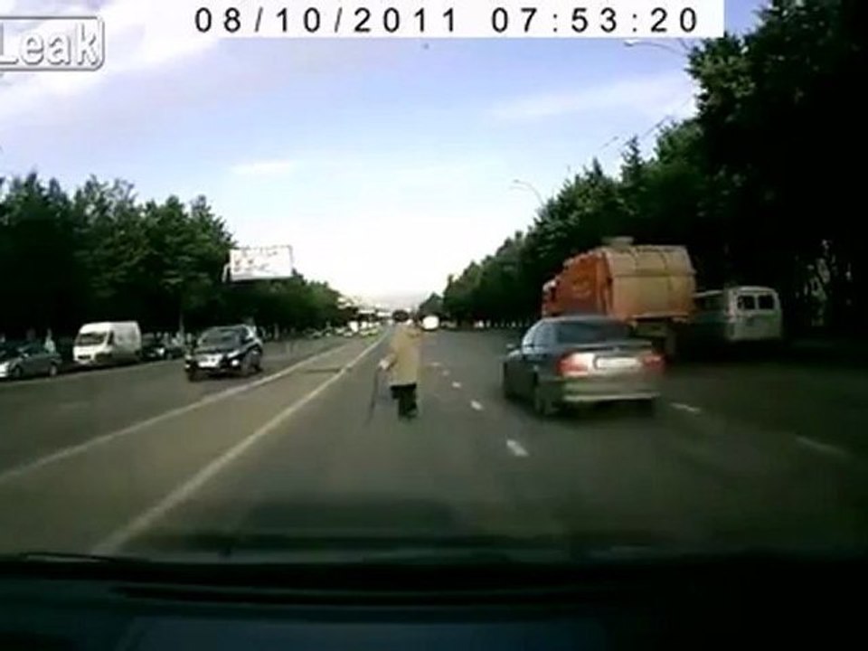 Warum haben die russischen Oma über die Straße