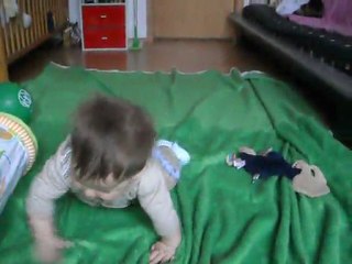 Michelangelo Aaron lernt krabbeln und macht sich mühe für sein Papa !