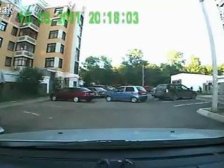 Blonde geht vom Parkplatz - Es dauert länger