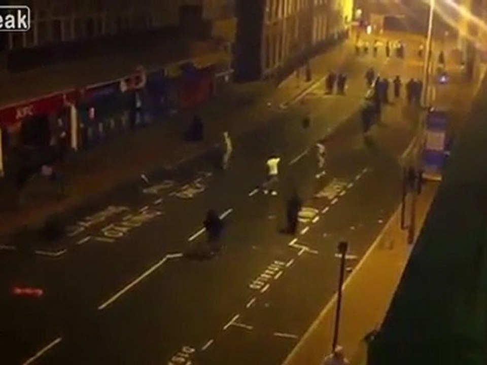 Police Flee Randalierer in London.