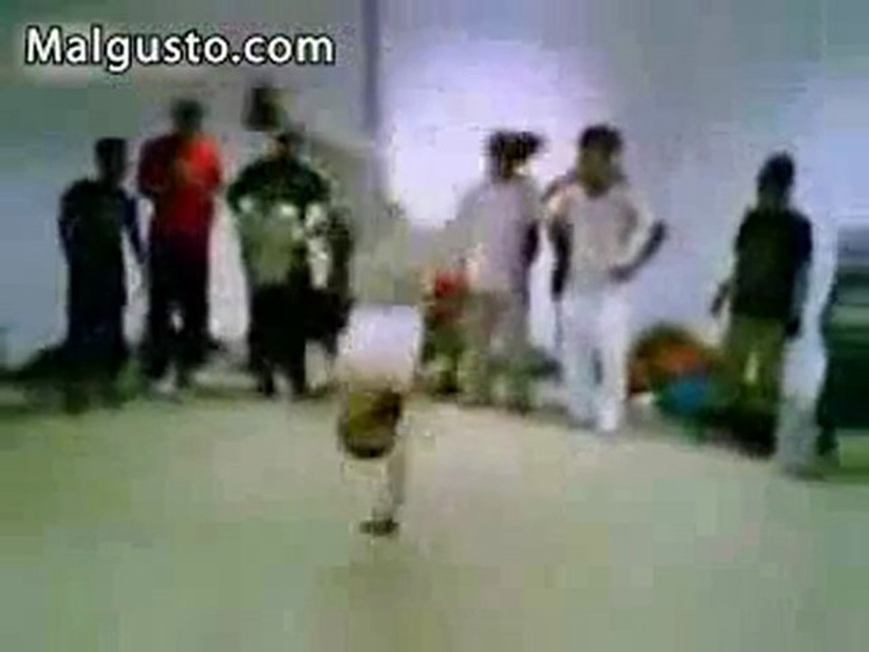 Bailarin barbudo de breakdance