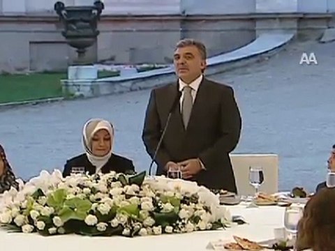 GÜL GELENEĞİ BOZMADI