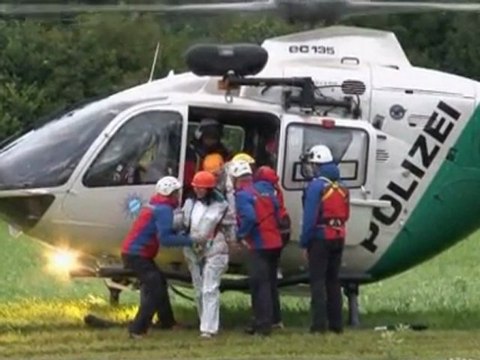 Trapped cable car tourists rescued