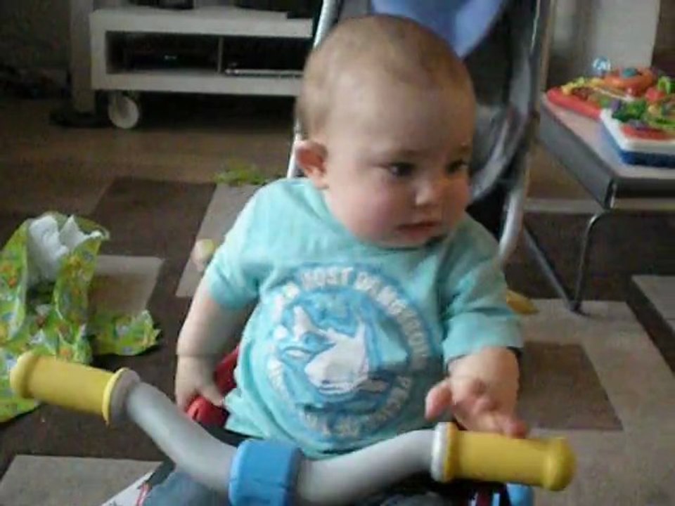 Nathan qui essaye son cadeau d'anniversaire