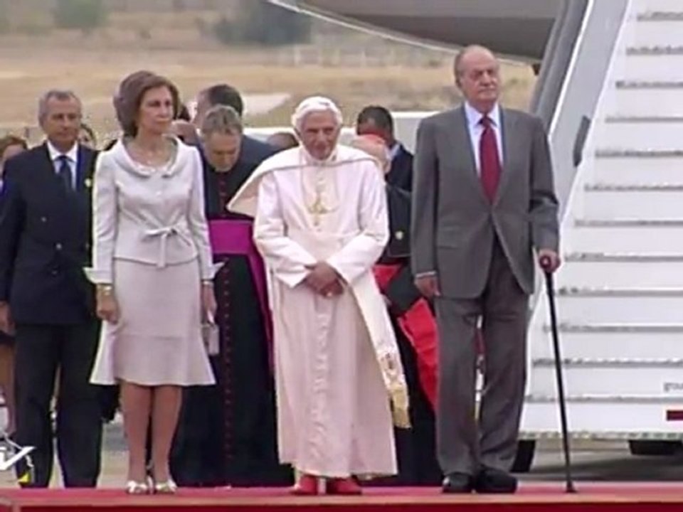 Le pape arrive à Madrid, acclamé par les pèlerins des JMJ