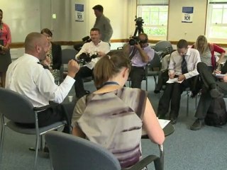 Emeutes à Londres: un policier en repos combat les émeutiers