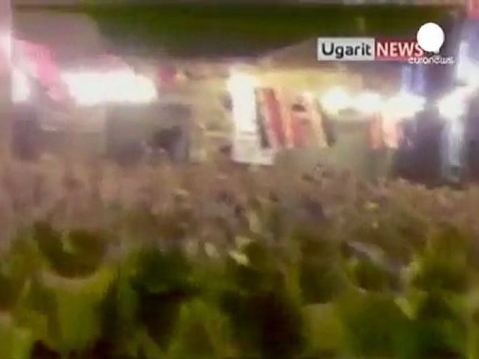 El ejército sirio bombardea a los manifestantes y causa...