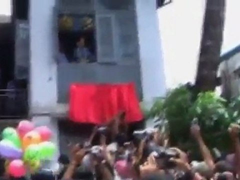 Suu Kyi addresses supporters