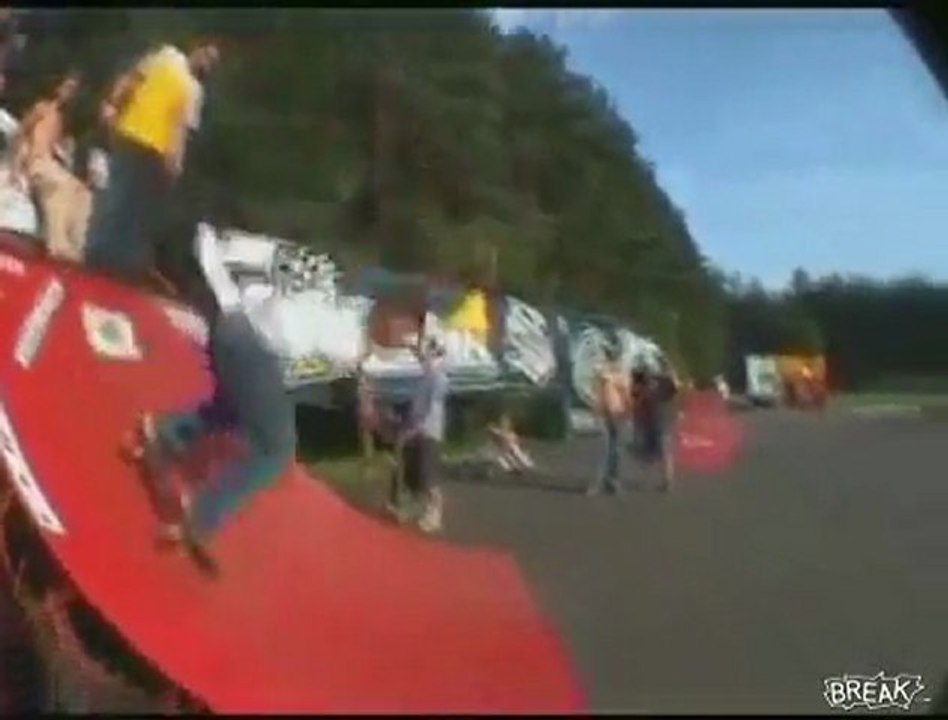 Mädchen legt sich hin Fail