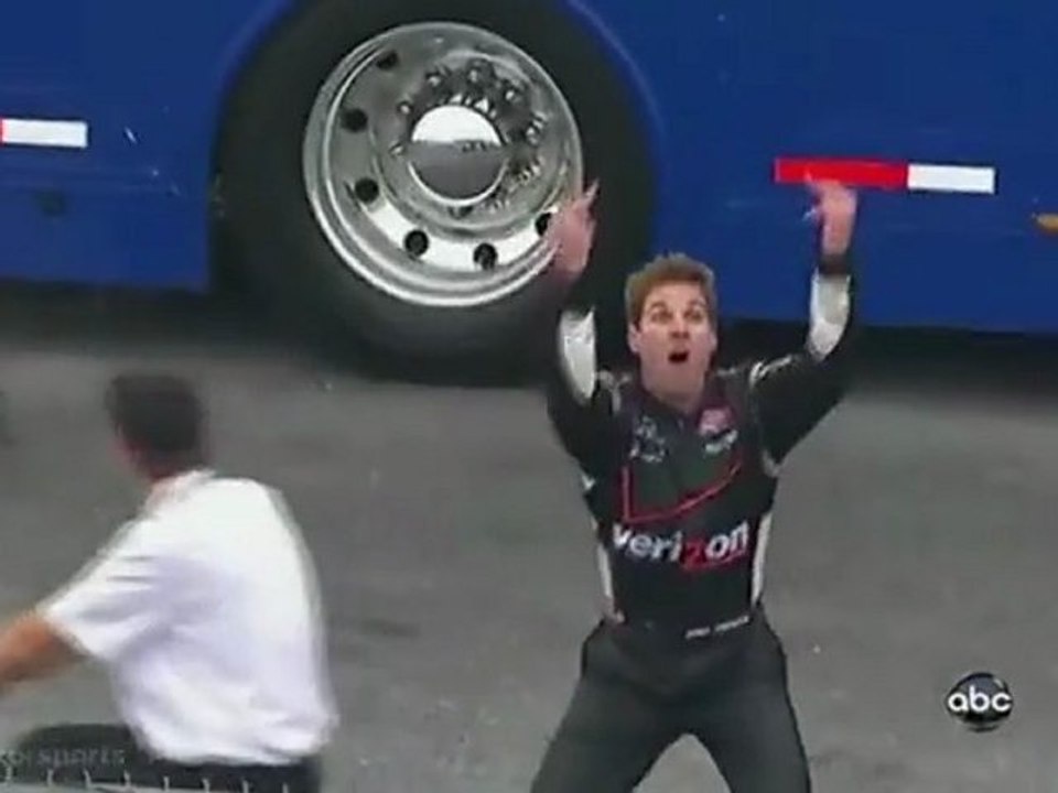 IndyCar New Hampshire 2011 Big one + Doigt d'honneur de Power