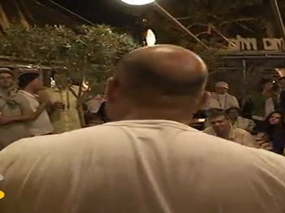 Denis Thuillier anime la place Montfort avec "Hail holy Queen" aux Choralies 2010