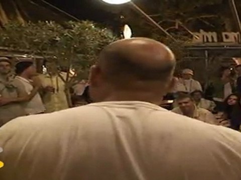 Denis Thuillier anime la place Montfort avec Hail holy Queen aux Choralies 2010