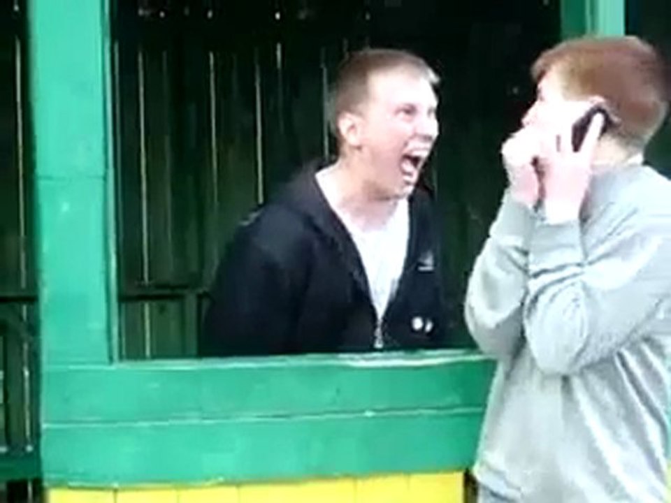 Beim Telefonieren erschrecken