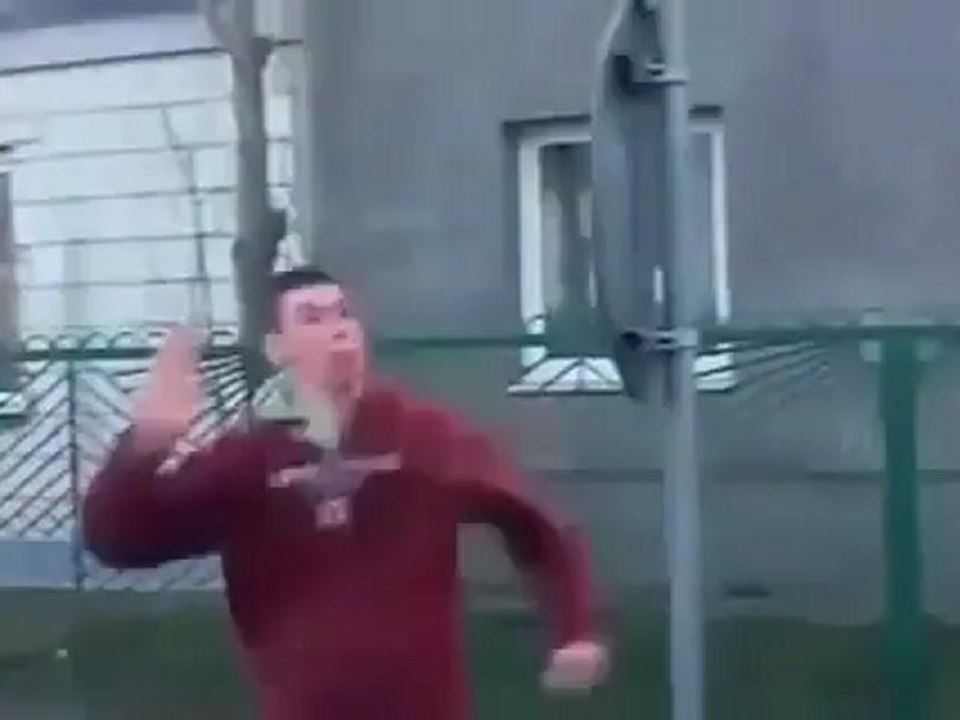 Der Trottel mit dem Verkehrsschild Fail