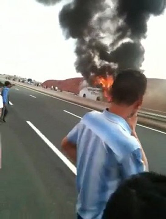 Un car CTM en feu sur l'autoroute Marrakech Agadir