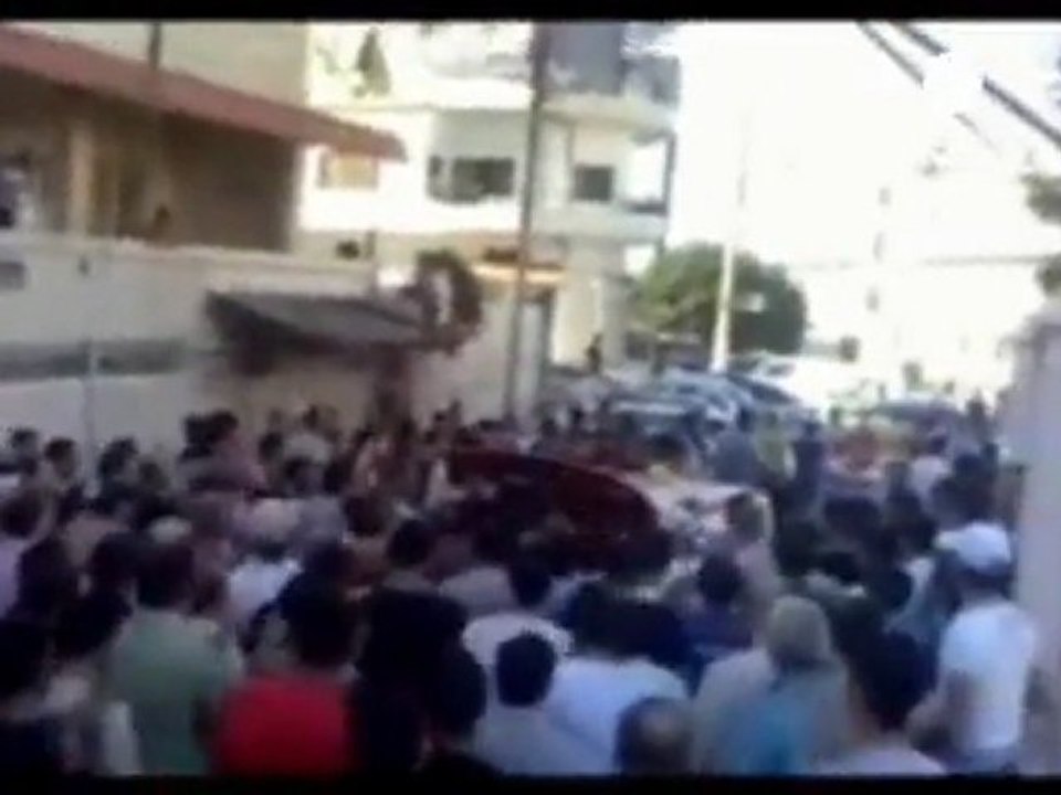 Palestinian refugees attacked by Syrian forces