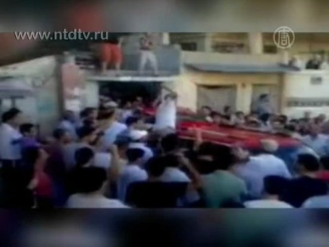 Тысячи людей бегут из лагеря для беженцев в Сирии