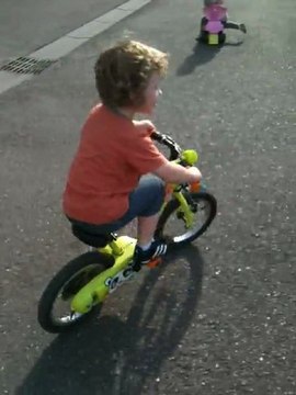 romann fait du vélo sans roulettes