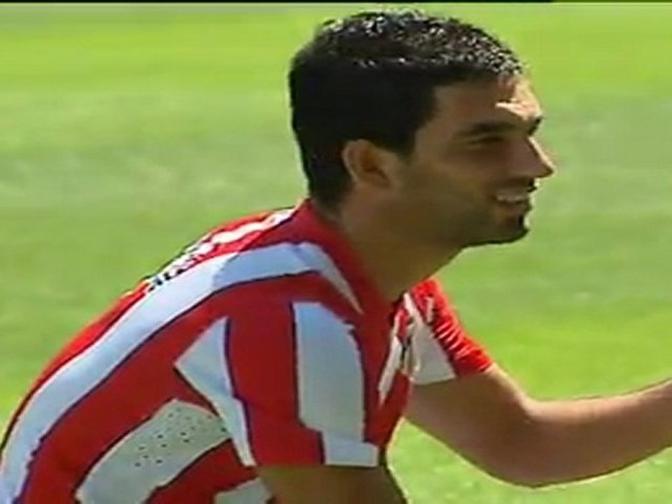 Arda Turan aspira a todo en su presentación con el Atlético de Madrid