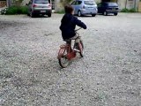 Augustin fait du vélo sans petites roues et démarre seul
