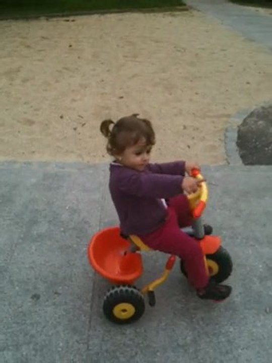 nina fait du velo