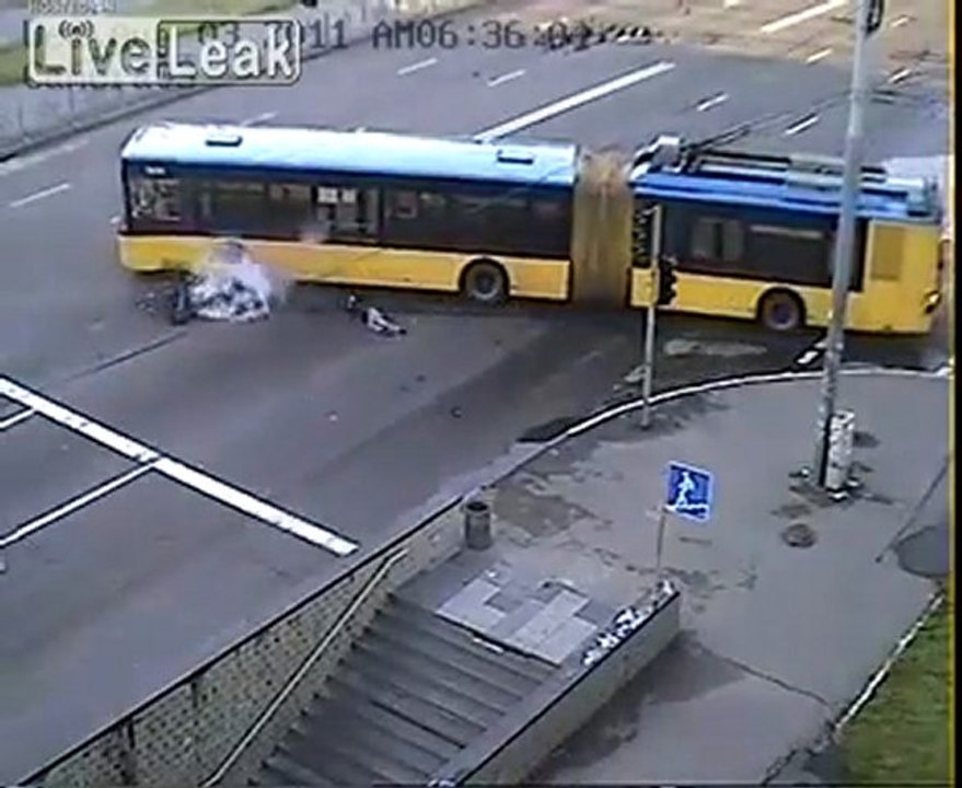 Motorrad kollidiert mit Bus-Fatal