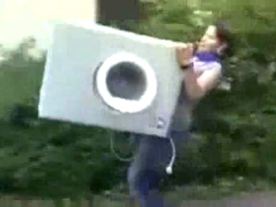 Frau macht sich zum Affen