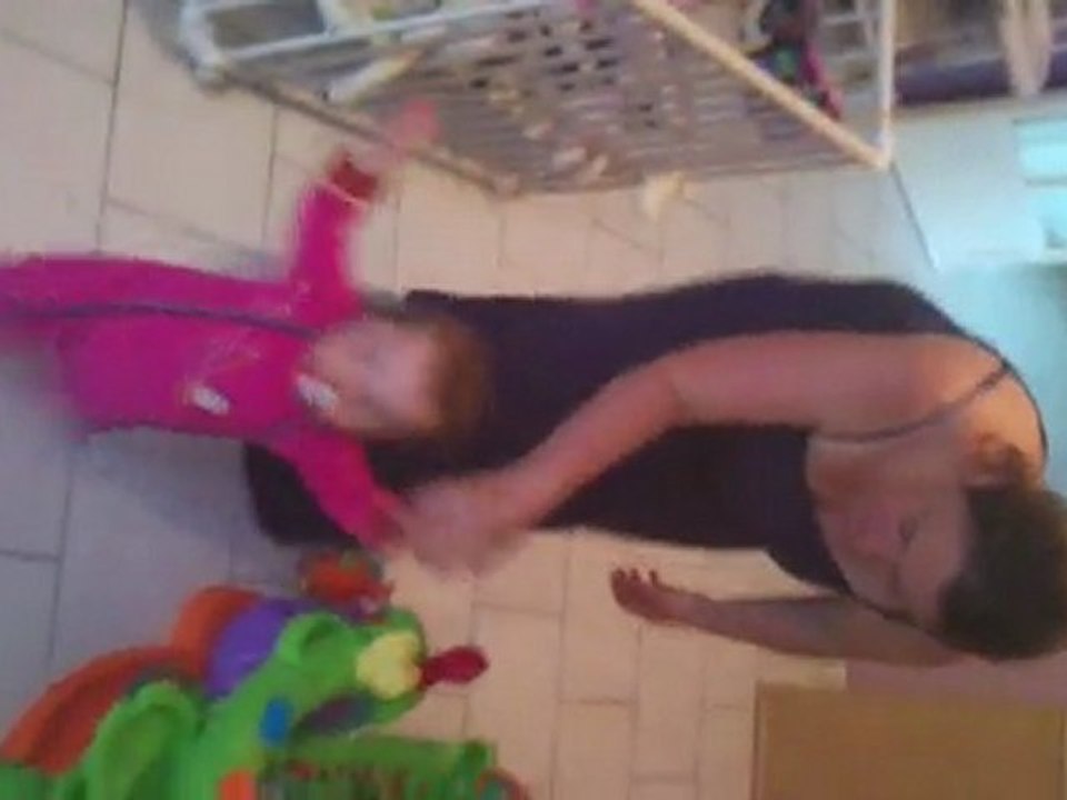 Premiers pas de la miss, en tenant une seule main