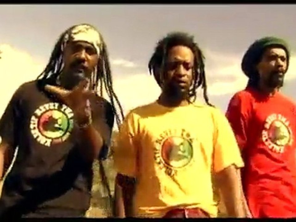 Tiken Jah Fakoly ft Kolektif Revey Twa ► Le Pays Va Mal (HQ)