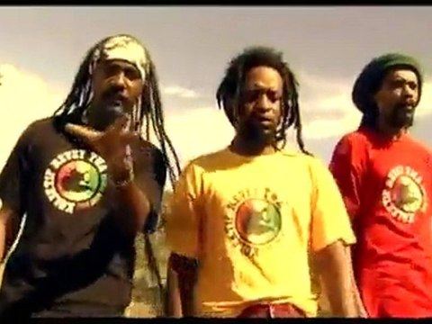 Tiken Jah Fakoly ft Kolektif Revey Twa ► Le Pays Va Mal (HQ)