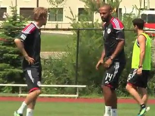 Vettel futbol hünerlerini sergiledi