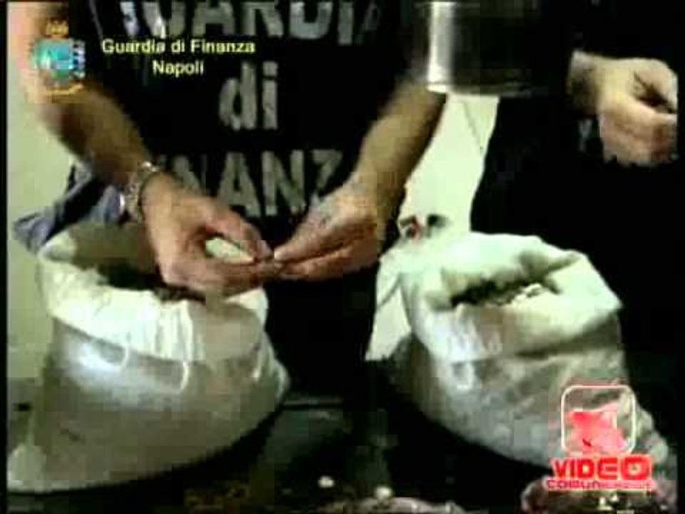 Napoli - Monete false da 1 euro, scoperta zecca clandestina