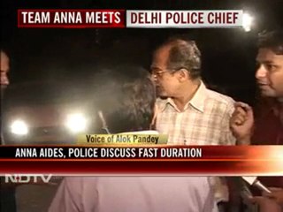 Anna aides meet Delhi Police Commissioner, decision likely on Thursday