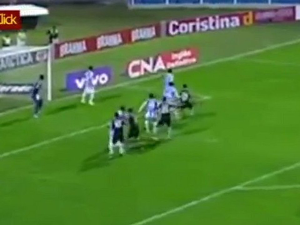 Corinthians vence de virada e segue na liderança do Brasileirão