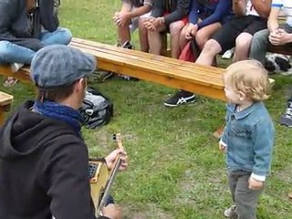 24 juillet 11 Bastien danse sur un air de guitare