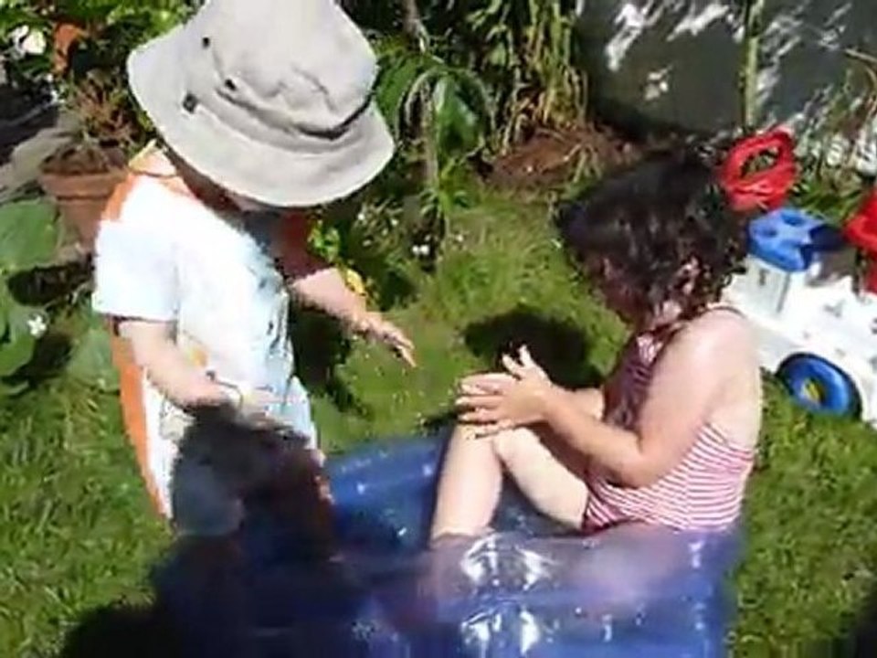 15 août 11 Bastien et Juliette dans la petite piscine