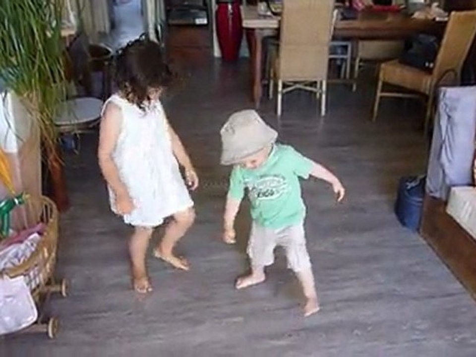 15 août 11 Bastien et Juliette dansent