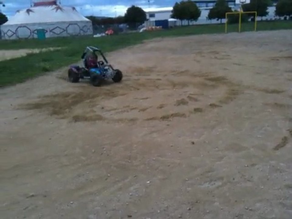 mahamoud 4ans controle le buggy