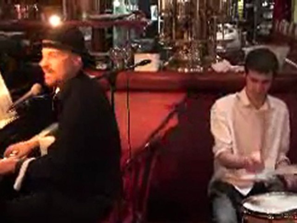 LES DOIGTS DANS LA PRISE